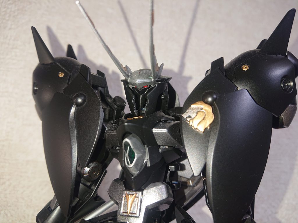 頭部アップ。
最初はガフランベースでしたが、ちょうどガ系のコンペ中だったので、ガデッサに変更。ダナジンの頬当て、後頭部はリーオーNPDの肩アーマーでカバーしてます。