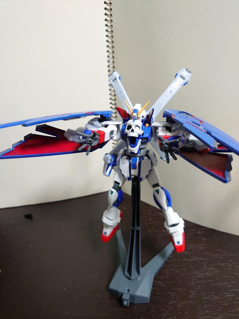 掌のパルマフィオキーナと胸部サテライトキャノンを合わせて発射する体勢