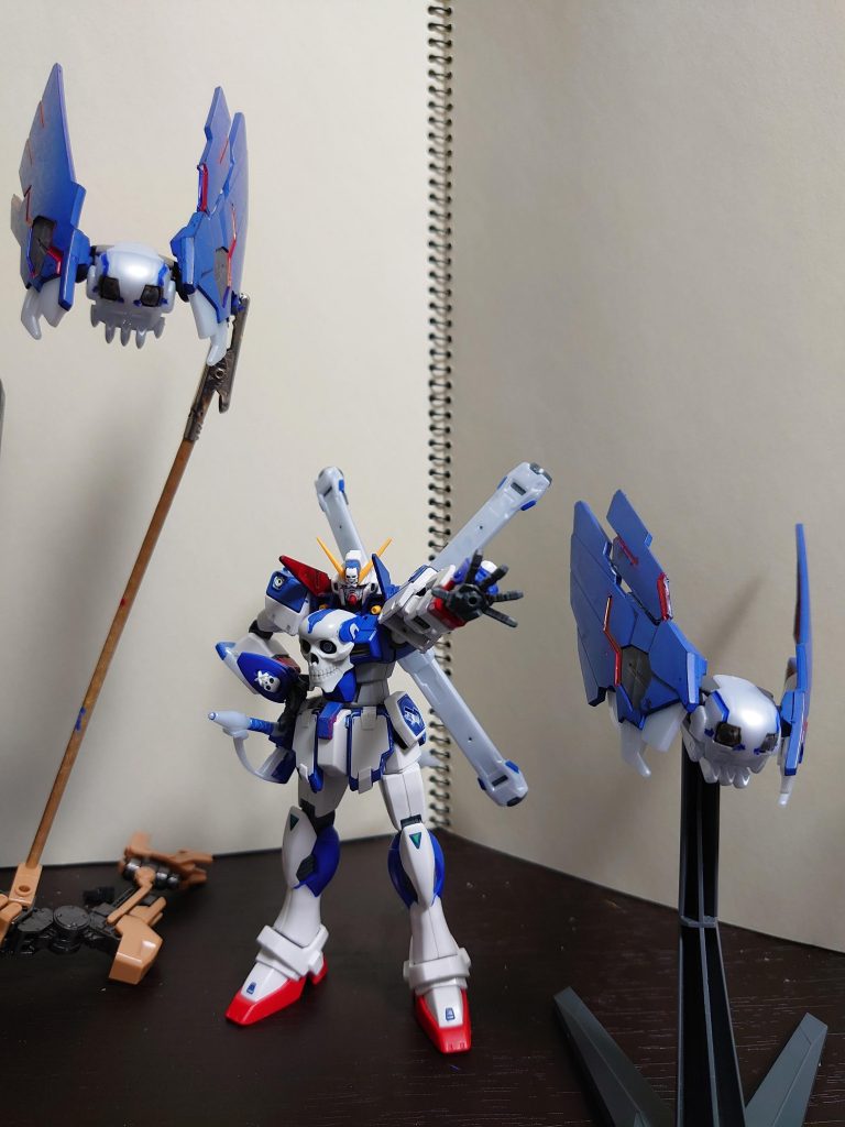 ABCIローブファンネル
稼働の排熱と被弾時の熱を推進力とする防御用ファンネル
突進させれば軽量機体なら吹っ飛ばせる程度の質量を持つ