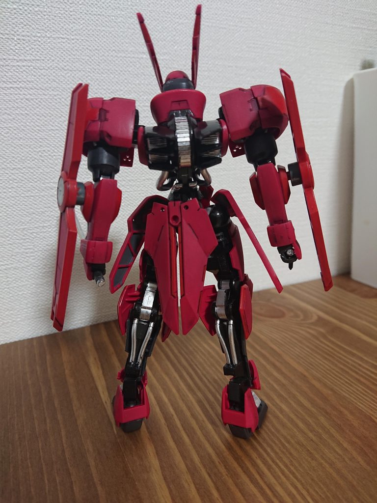 ちょっとはメカっぽく出来たでしょうか？
足の裏小さいので、スタンドないとすぐ転けます(笑)
ポージング難しい。。。