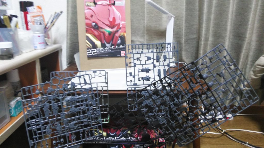 外装の艶を活かしたくて黒と灰色をランナーごとつや消し‼