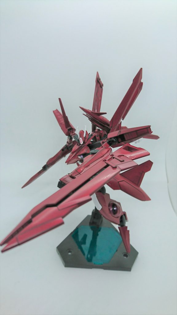 GNバスターソードは腕部に固定したまま使用でき、格闘戦の幅を広げる。
刀身をスライドさせて砲身が露出することでライフルモードとなるが、GNバスターソードを敵機に突き刺しビームを放つより攻撃的な使用も可能となった。