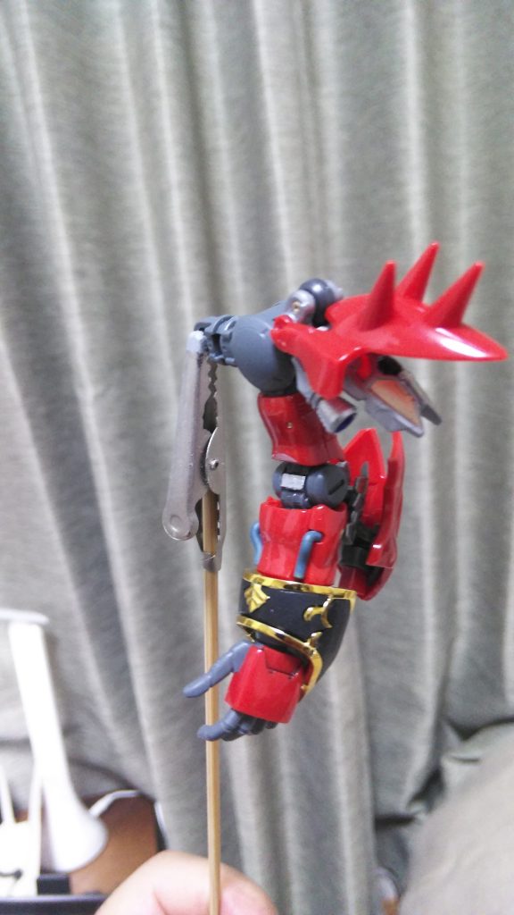 今回途中で購入したカラー「ミディアムブルー」を腕の動力パイプ⁉部分に塗ってみたけど分かりにくいですね。