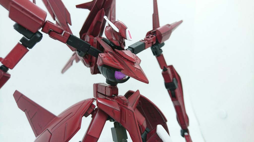 変形機構により可動部が増えたことで、変形をマニュアルで行うことができれば人型ではありえない機動をとることができる。
ヴェーダのバックアップによりある程度は制御できるものの、機体性能を最大限に発揮するためには、高い操縦技術と戦闘経験値、機体の十分な知識が必要となるため、並のパイロットでは扱いきれない。