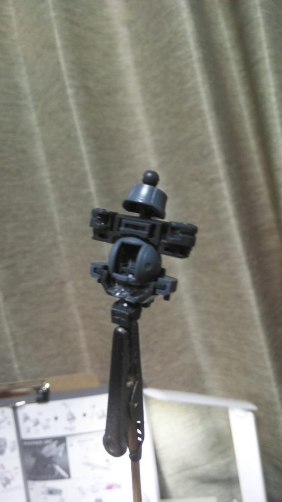 画像分かりにくいですけど、腰が弱いのでコクピット下のジョイント部分にランナーが入っていた袋を3枚程かませてみました。