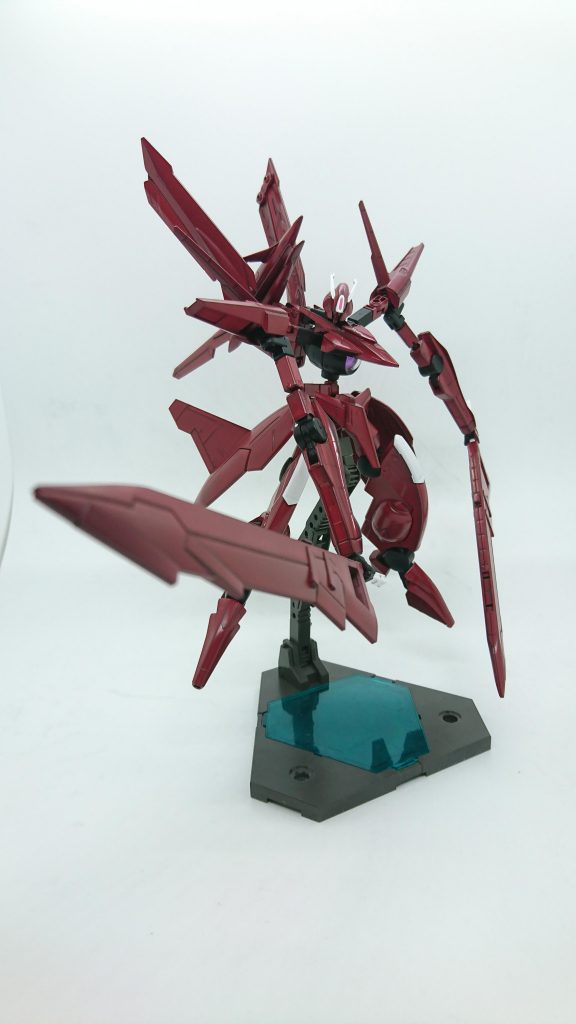 機体の動力源として疑似太陽炉を腹部と両脚に合計3基搭載しており、トランザムシステムも使用可能である。
GNバスターソードはアルケーガンダムと同様のものであり、本機はそれを二振り装備する。長くなった腕部と二振りのGNバスターソードにより、さらにトリッキーな格闘戦可能となっている。