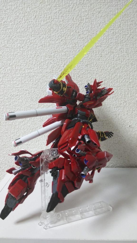 背面
今回のシナンジュはポロリが多い印象でした。
これまで作ってきた6体のRGがたまたま出来が良い部類だったのか、色んな意味で難しかったです。