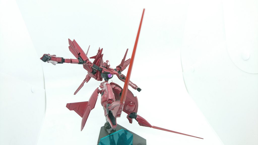 GNビームサーベルはアルケーガンダムと同様につま先に装備され、奇襲や変則的な格闘戦を繰り出す。
本機はMS形態とMA形態を変形しながら戦闘を行うため、複雑な戦闘スタイルをとる。