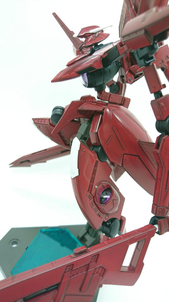 トランザムシステム使用中は脚部装甲が展開し、余剰粒子を放出する。
これにより範囲は狭いがGNステルスフィールドを発生させる。