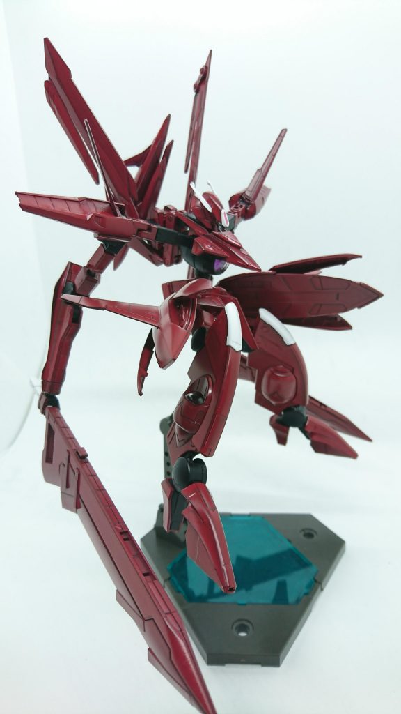 GNファングはMS形態、MA形態の両方で運用可能な無線式オールレンジ兵器。