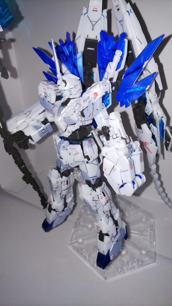 ユニコーンモード。白も2色あります。青いサイコフレーム部分もクリアパーツとパールっぽい普通のプラの二種類になってます。