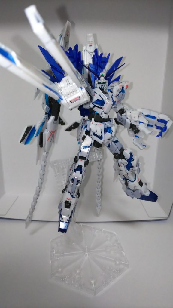 可動も十分ですが唯一惜しかったのが、ユニコーンモードのとき、アームドアーマーXCが背中のアームドアーマーと干渉して閉じれない点ですかねー。