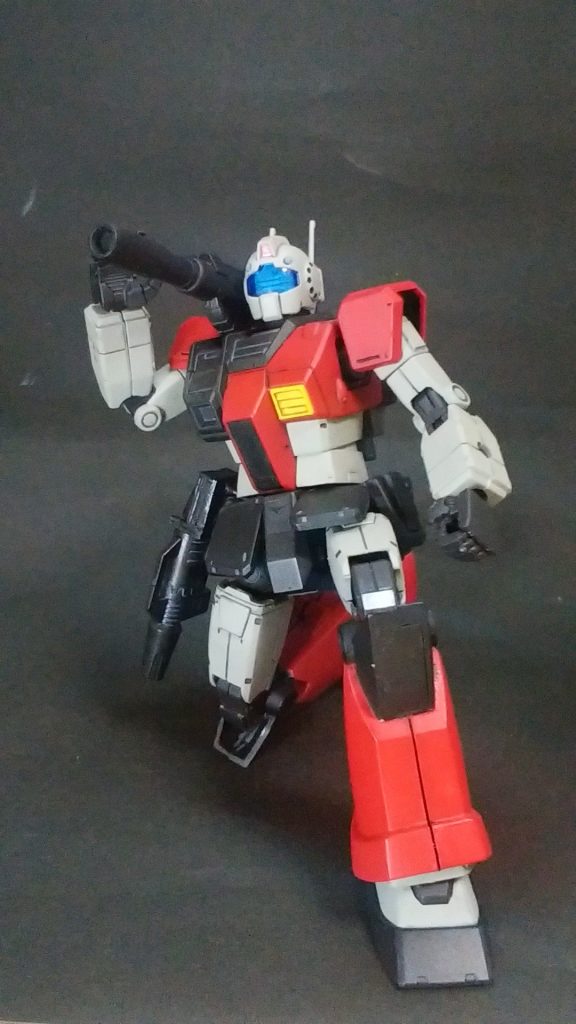 膝を折ると出てくる内部フレーム類の一部パーツは取り外し、プラ板でフタをしました