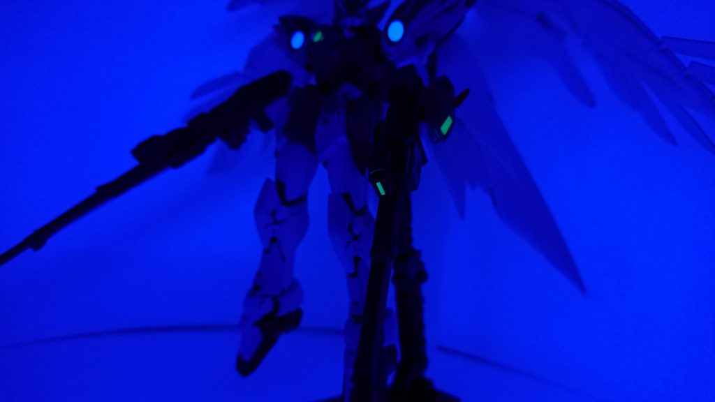 センサー部には蛍光塗料を使用したのでブラックライトを当てると光ります。