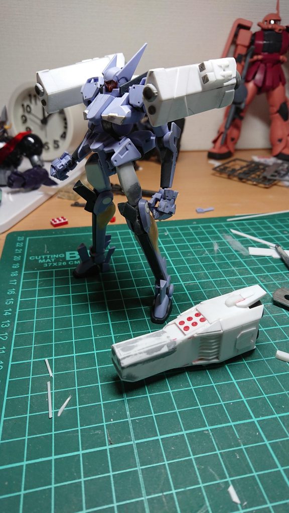 脚部はプラ板やパテでボリュームアップしました