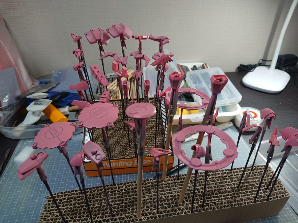 塗装に関しては、筆塗りだと黄色系色をムラなく塗装するのが難しいので、今回は初めてピンクサフの上から缶スプレー(タミヤカラー/キャメルイエロー)を使用。お陰様で綺麗な発色になりました。その他部分はアクリジョンの筆塗りに仕トップコート光沢仕上げです。