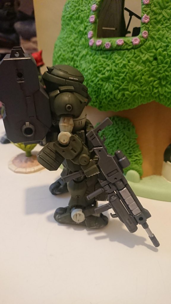 右肩はノーマルグリモアのものです。
左肩はレッドベレーのものを赤く塗りました。合わせ目消しはしてません。