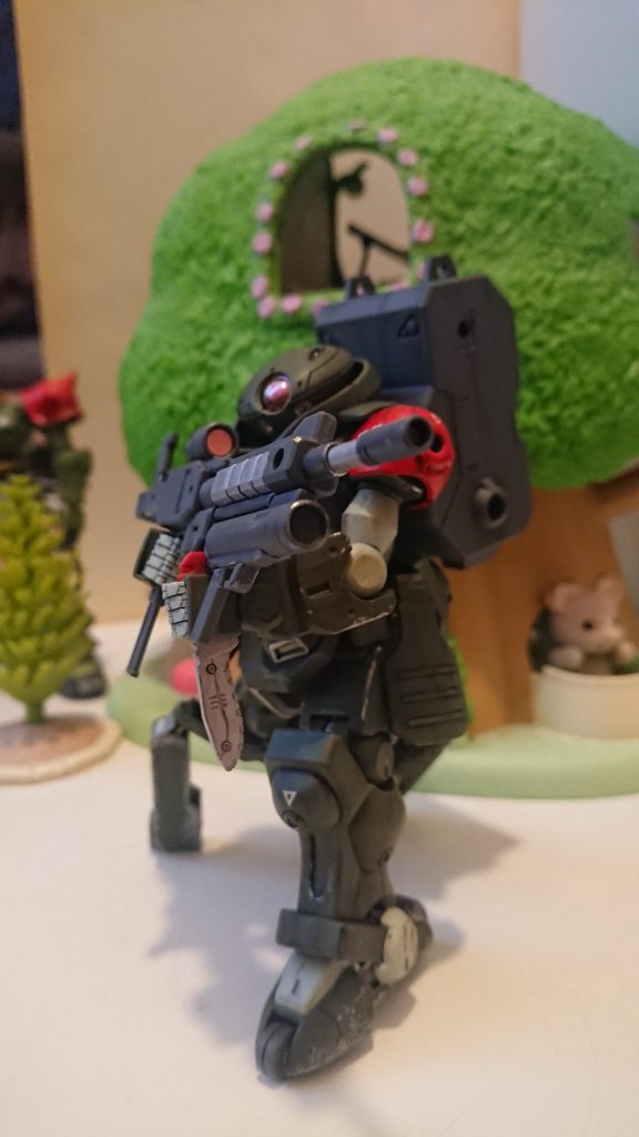 左足脛はグリモア、右足脛はレッドベレーのものを使い、シザークロウは射撃時の補助脚として使用する設定のため、擦れて地金が出ている感じ？