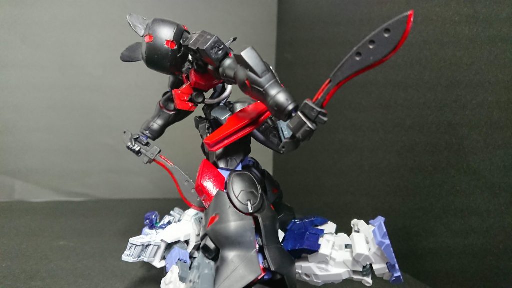 特殊なシステム等はないが特徴的な頭部は夜間であっても視界を鮮明に写し、確実に敵をとらえる