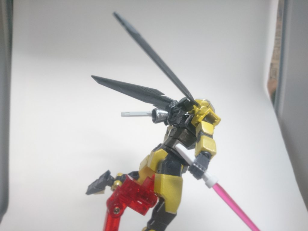 改造した点はノーザンポットに付属する頭部と、胸部にはディスティニーガンダムの手の甲。
 バックパックもノーネイムライフルのバインダーに、後スラスターも大型のものに変えました。