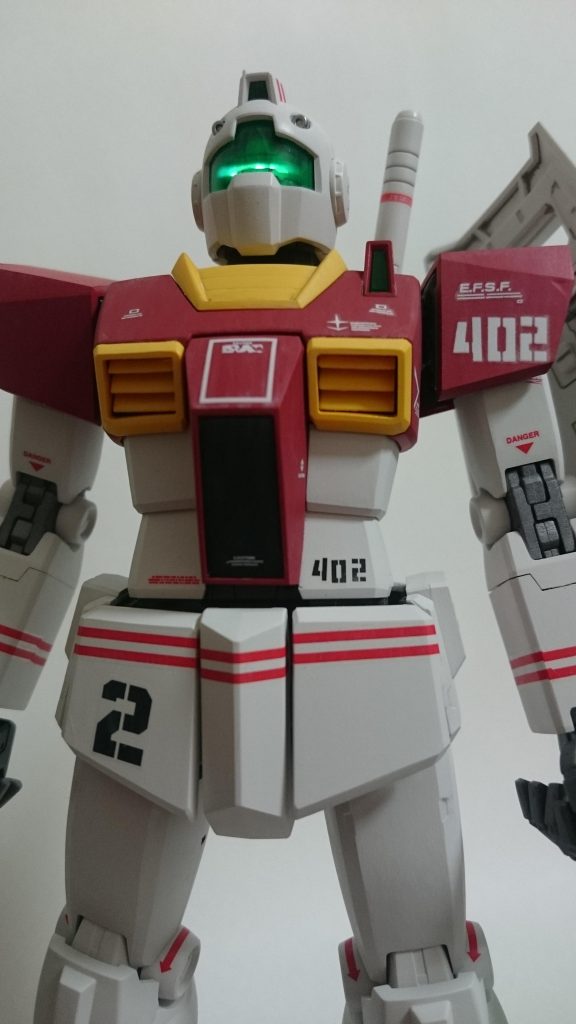 スリットを細くすれば良いのか、内側にもレンズを入れたら良いのか、もう少しカッコよく光らせたいです。