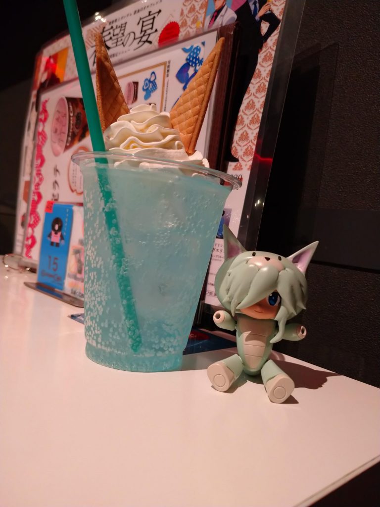 ガンダムカフェでも撮ってみました
ドリンクのパルヴィーズと撮ったんですけどなかなか映えますね