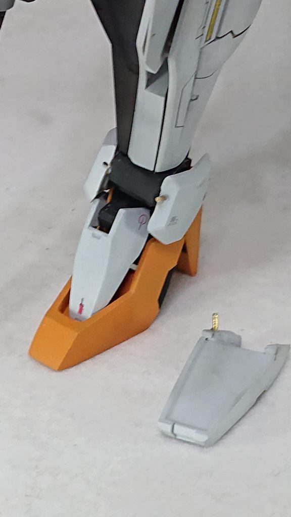 合わせ目消しのため
切断し真鍮線で固定
以上になります。
最後までご覧頂きありがとうございました!
可動によるパーツのクリアランス確保
エナメル塗料拭き取り
が課題になりました。
次回もプラ板と友達になれたらなと思います!
それでは良いガンプラライフを!