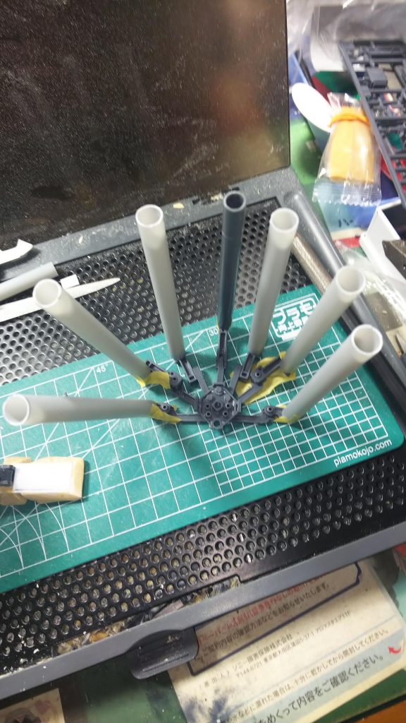 主砲はボールの主砲とプラパイプから。径が違うのは気にしなーいヽ(・∀・)ノ
バックパックみたいにまるごと外せます。