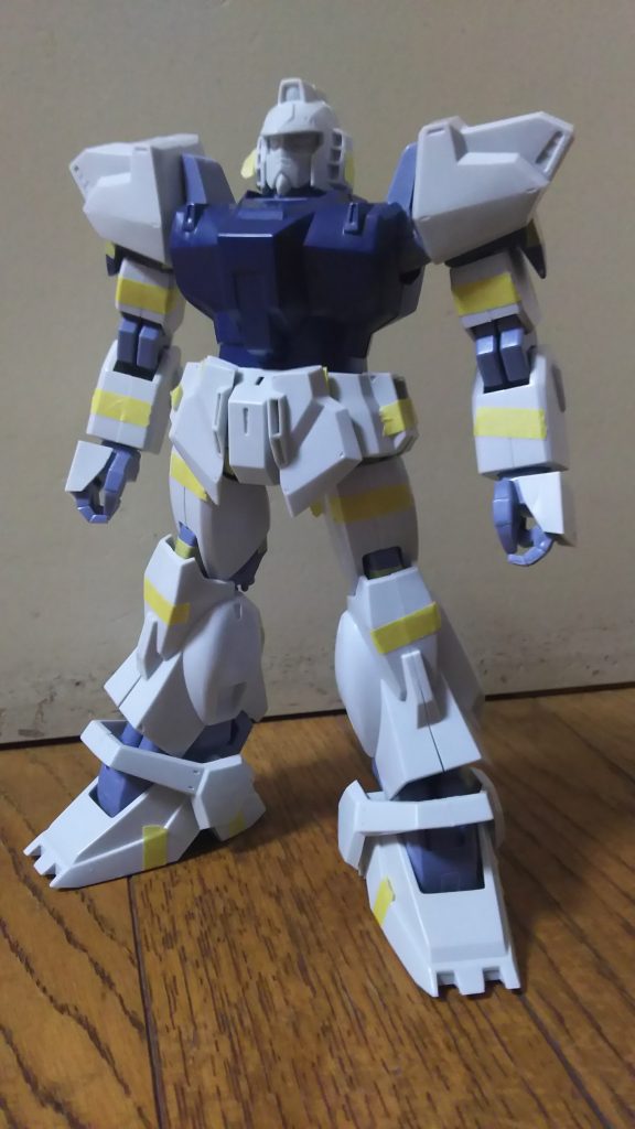 仮組しました。最近のキットのように細くなく、全体的に太ましいのは好印象ですが、腕が太くゴリラのようです。腰、脚も短く感じます。気になるところを改修しましょう。