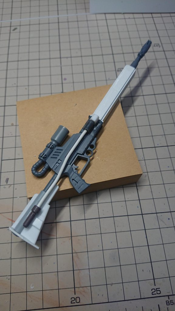 ガトー専用の設定にある試作型ビームライフルはキットのビーライを小改造でそれらしくしてみました。