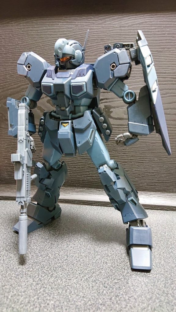 組んだだけの状態。パーツが大きめでヒケが目立ったので、1000番→3000番のスポンジやすりで磨き、ゲート跡もできるだけ処理しました。