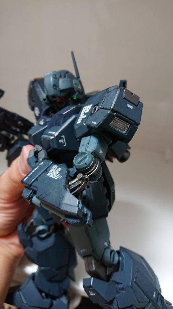 フレームを焼鉄色に塗ったり、シリンダーなど部分塗装もしています。