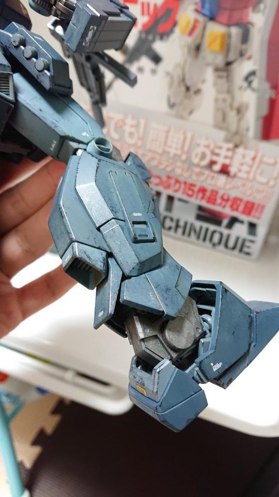 プロモデラーの林哲平氏の『凄技ガンプラテクニック』という本を購入したので、今回はこの本からウォッシングやドライブラシなどを勉強しました。