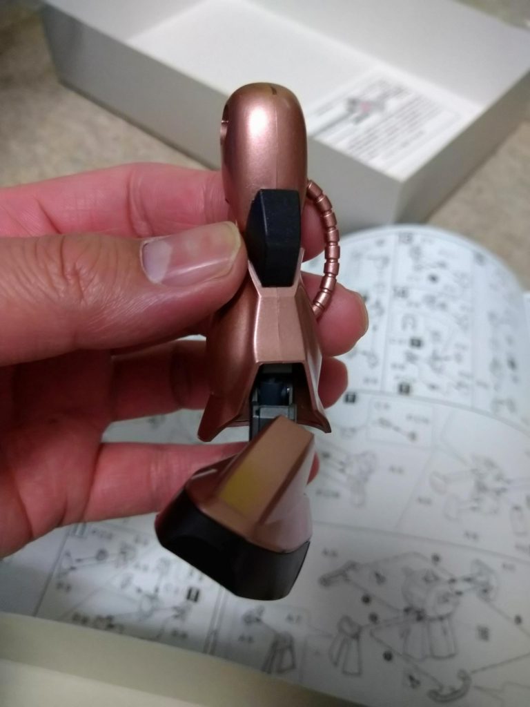 足首の可動域は素晴らしい。合わせ目はガッツリ