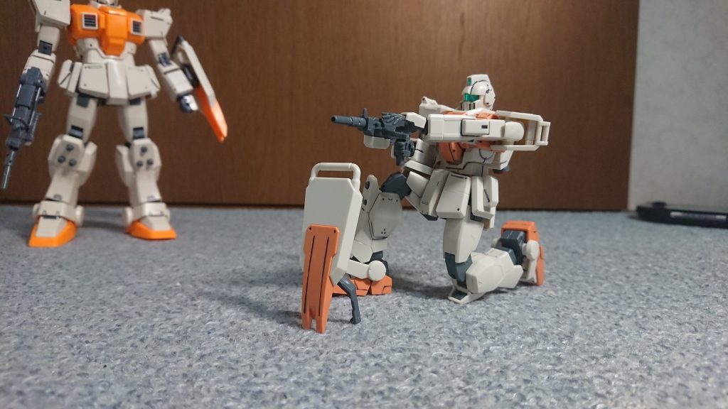 シールドのバイポッドは展開して立たせられます