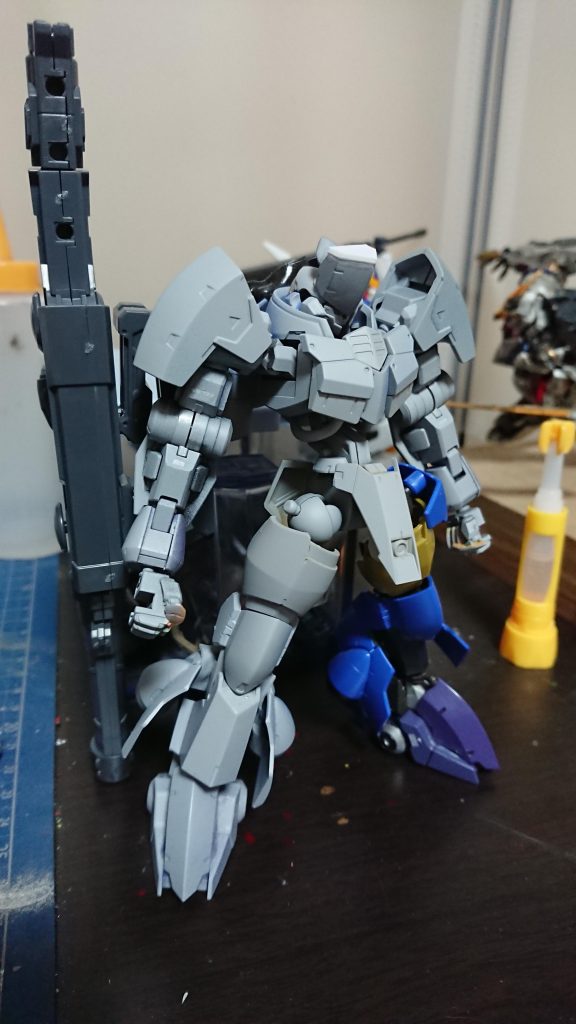 脚はお察しの通りグレイズアインの肩やらで作ってます