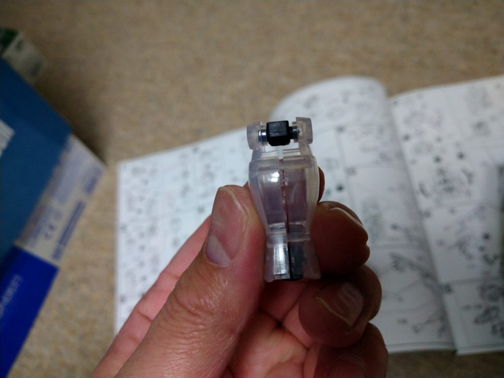 パーツの合いが悪くピンをニッパーで斜めにカットしてあります。