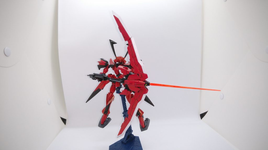 タクティカルアームズ アロー形態
GNビームサーベルを連結させて、砲身からビームの矢を発生させて放ちます