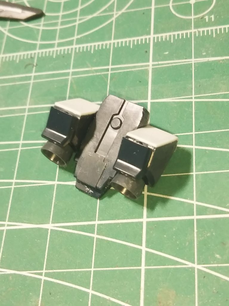 元々のバックパックは大きすぎてノーネイムライフルと干渉したので、小さくしました。