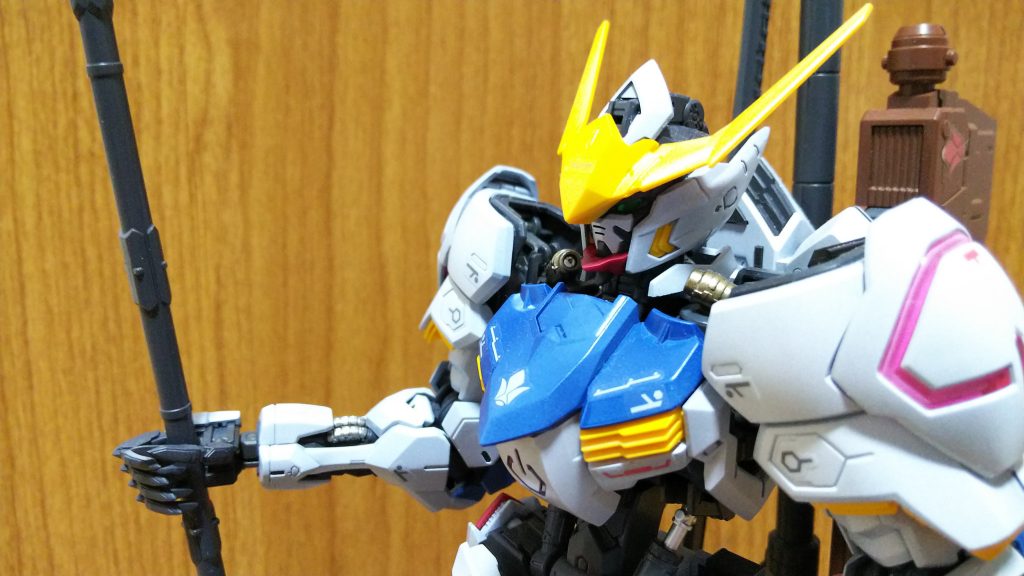 今回は普通に塗装しても面白くないと思い、白部分を

黒サフ→シルバー→ホワイト

の順で塗装を行いました。
金属に塗ったような冷たく感じるホワイトに仕上がったと思います。パールとはまた違い、鈍く光っていい感じです。オススメ