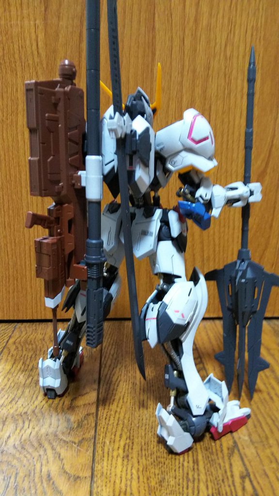 このキットは通常のガンプラよりもモールドの溝が深い気がします。したがって今回墨入れを行っていません。