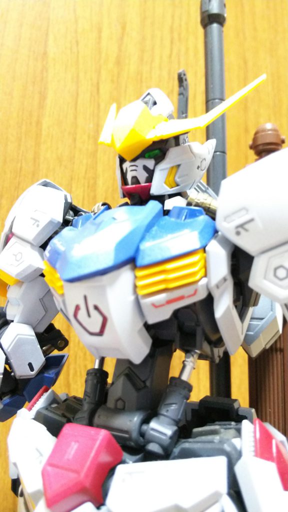 カメラアイはせっかくのクリアパーツを生かしたいと思い、ガイアの蛍光グリーンを塗装。裏からホワイトを塗装しました。よく裏にシルバーを塗っている方を見ますが、シルバーよりもきれいに仕上がります。たしか高橋名人の技です。オススメ