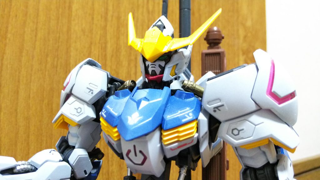 肩のシリンダーが再現されているのは流石と言ったところです。hgも1/100も再現されてなかったので