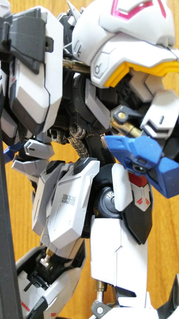 シリンダー、ケーブル類は塗り分けました。鉄血のmsはこういうところが燃えポイントだと思います。(兵器としてむき出しなのはどうかは置いておいて)