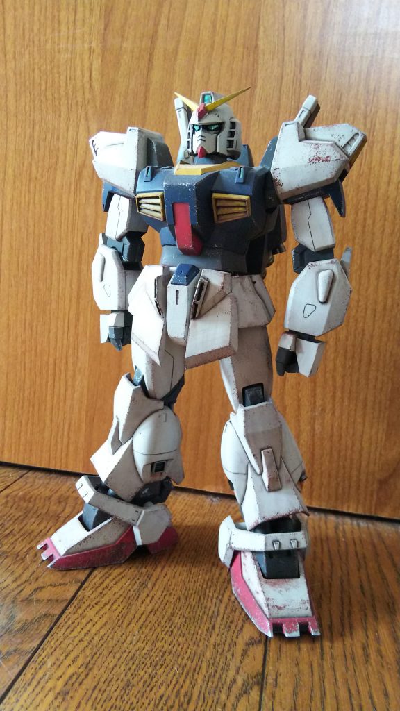 いきなりですが、完成です。以下主な改修点です。
・首と頭が一体化しているので切り離 し、ボールジョイント化
・太股、胴体を延長
・二の腕を上部で短縮、また後ろ側を切 って幅づめ
・腰のアーマー類も前横後ろ一体化され ているので切り離し、スプリングや真 鍮線で接続
・各部モールド、ディテール追加
・ケーブル類をキット付属の雨戸のゴム チューブみたいなやつからスプリング に変更
です。