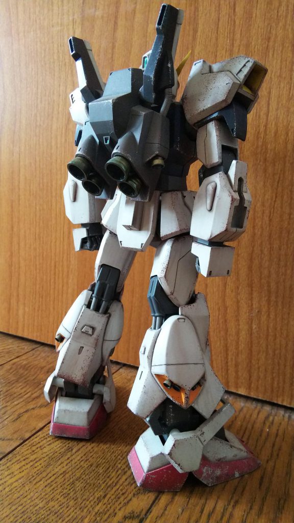 見違えるほどかっこよくなりました。旧キットとは言えど各部の形状が良いためプロポーションを変更してあげるだけでこの完成度です。フレーム無し、モナカなので改修しやすい。