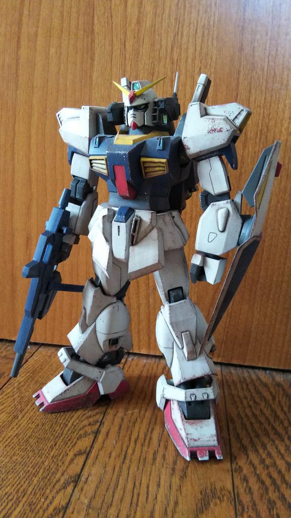 武器を持たせました。かっこいい…
今回は全体的にウォッシングを施し、各部をシルバー、ブラウン系の塗料とスポンジを使いチッピング?を行いました。