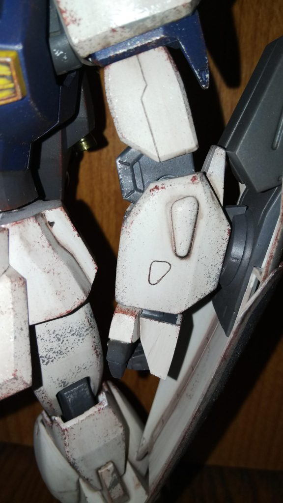 mk-Ⅱの特徴として肘関節が出っ張っているのと、親指にもカバーがあることです。親指カバーはプラバンで再現しました。最近のキットはこの辺りが再現されておらず、色気が足りない