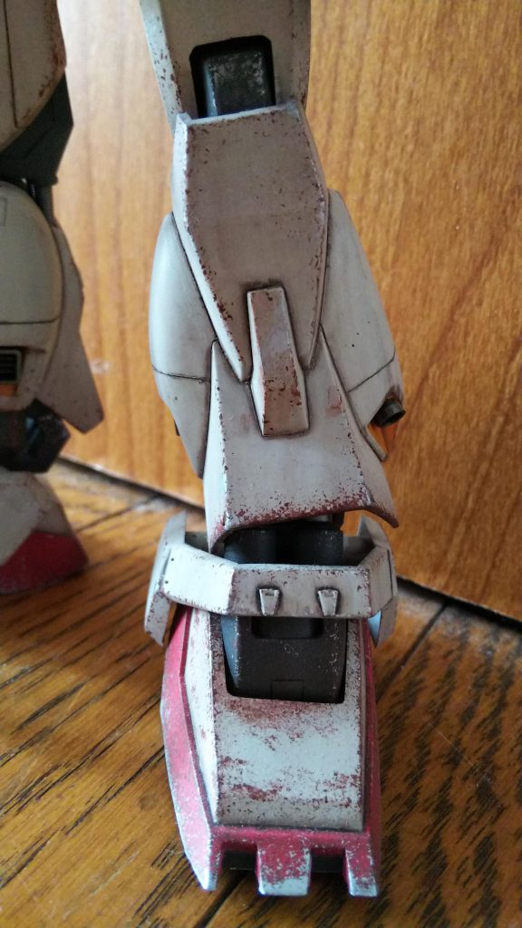 私がmk-Ⅱで一番好きな脚です。脚のスラスターは流れるようなラインで、外側が長く内が短いのが正解です。これも最近のキットではただのブロックになっていて、内外長さが同じになっていますね。これを再現してほしいな。