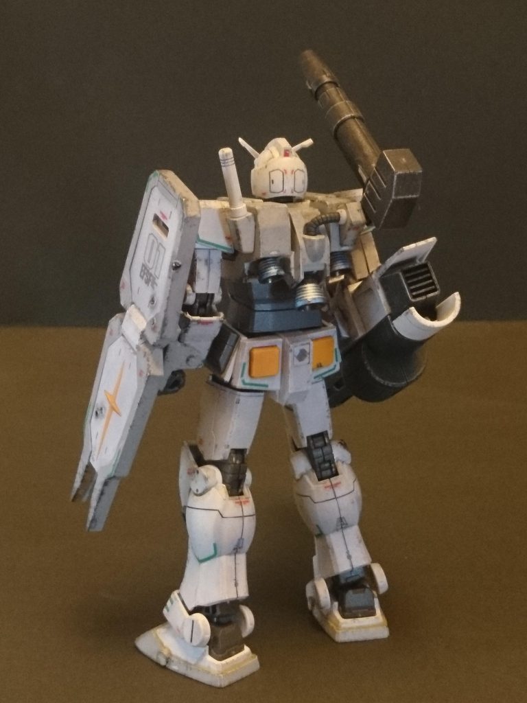 後ろ。今回は、初めてタミヤのウェザリングマスターを使ってみました。とりあえずバーニアの青焼けとシールドの弾痕まわりにススを入れてます。
お手軽ですがホントにそれっぽく見えるものですね!次回からもっと導入してみます。